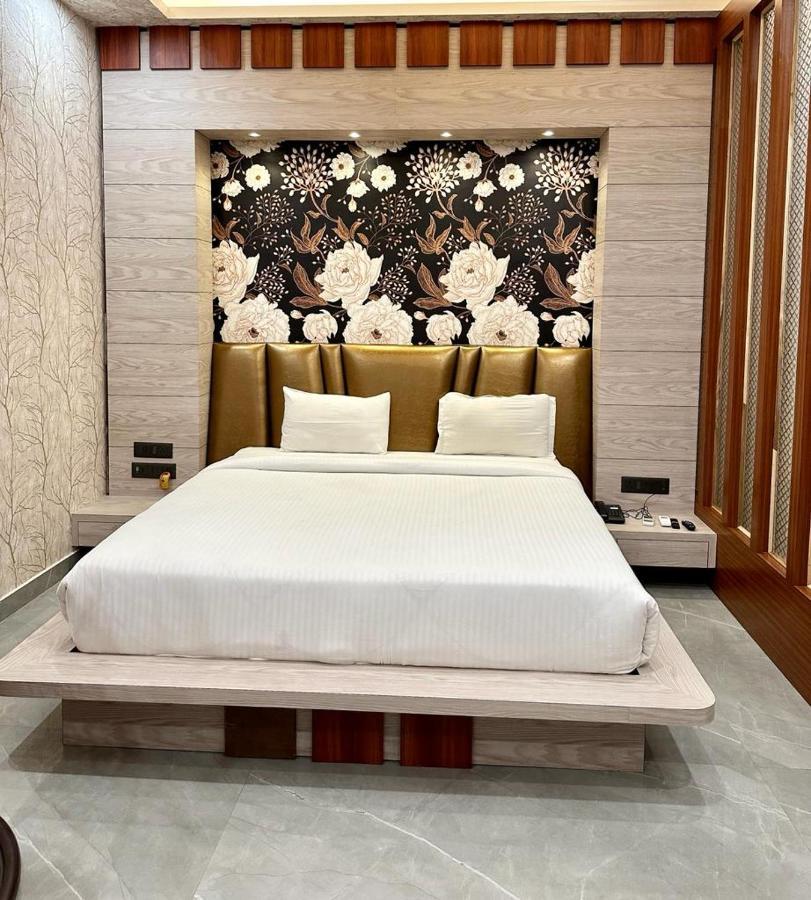 Royal Heritage Hotel & Resort Ayodhya エクステリア 写真
