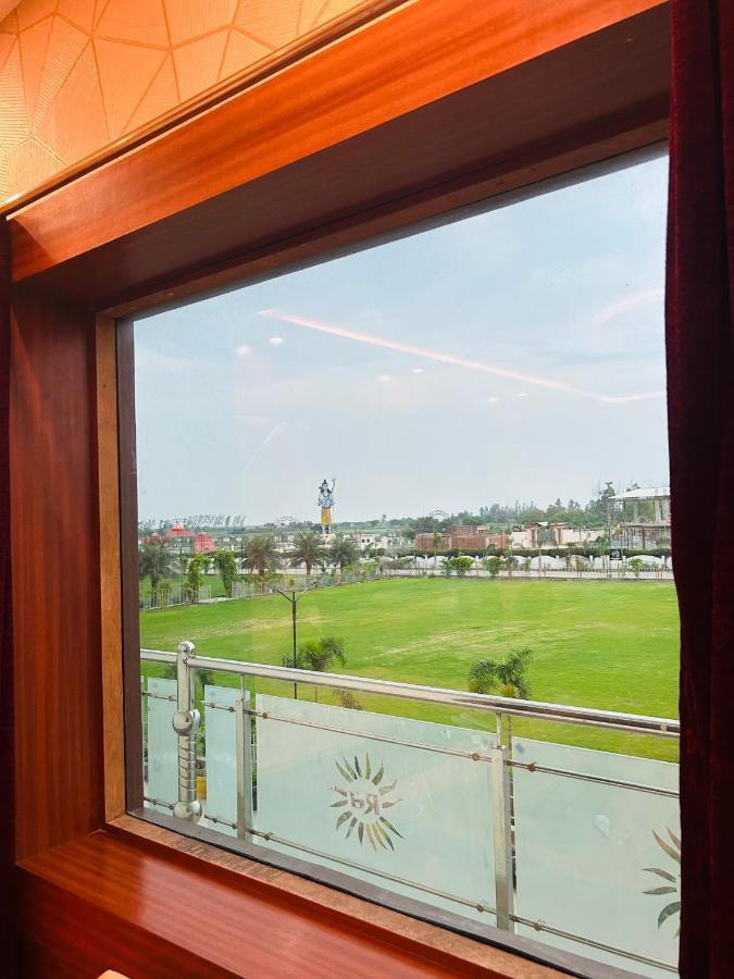 Royal Heritage Hotel & Resort Ayodhya エクステリア 写真