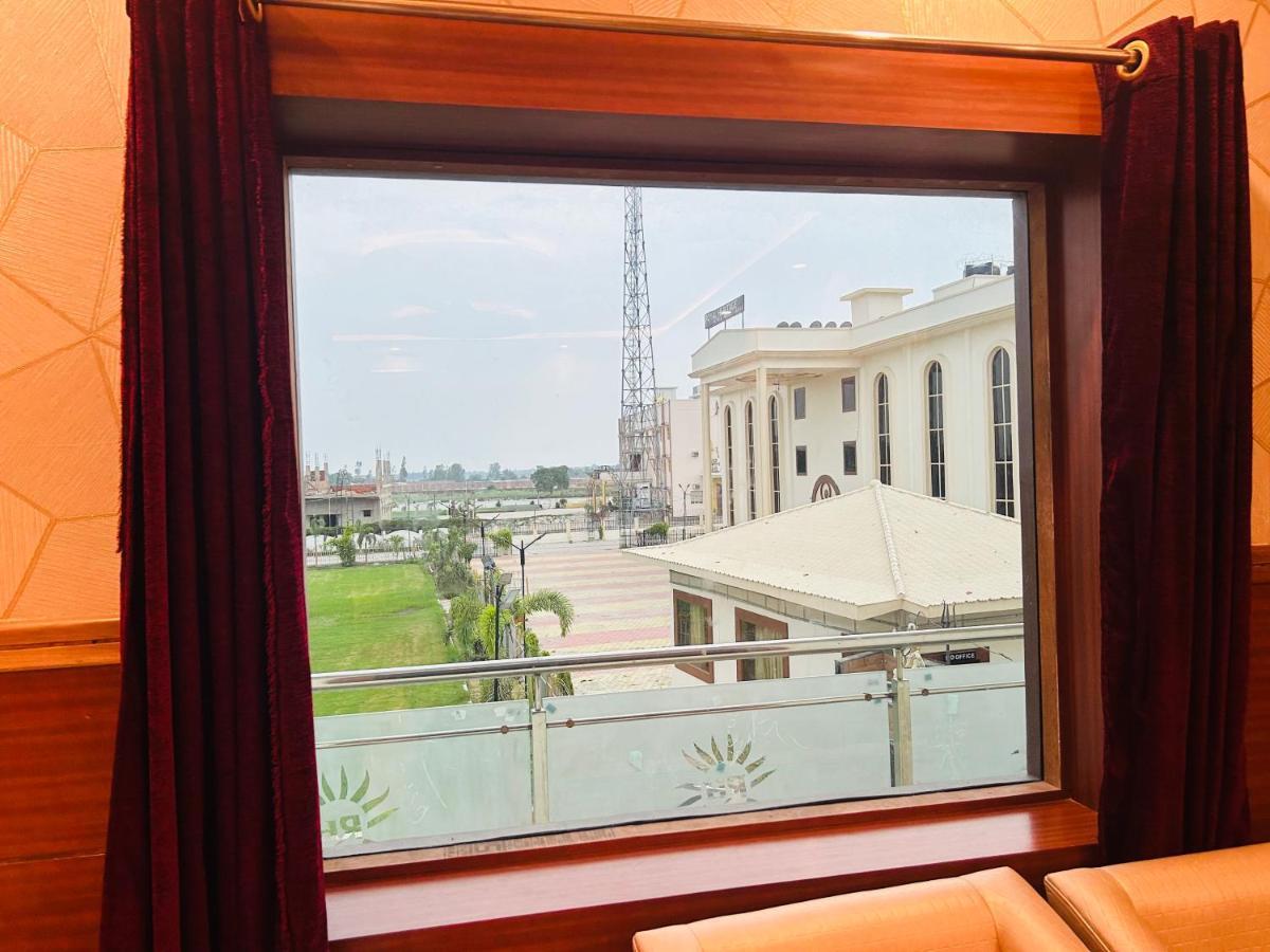 Royal Heritage Hotel & Resort Ayodhya エクステリア 写真