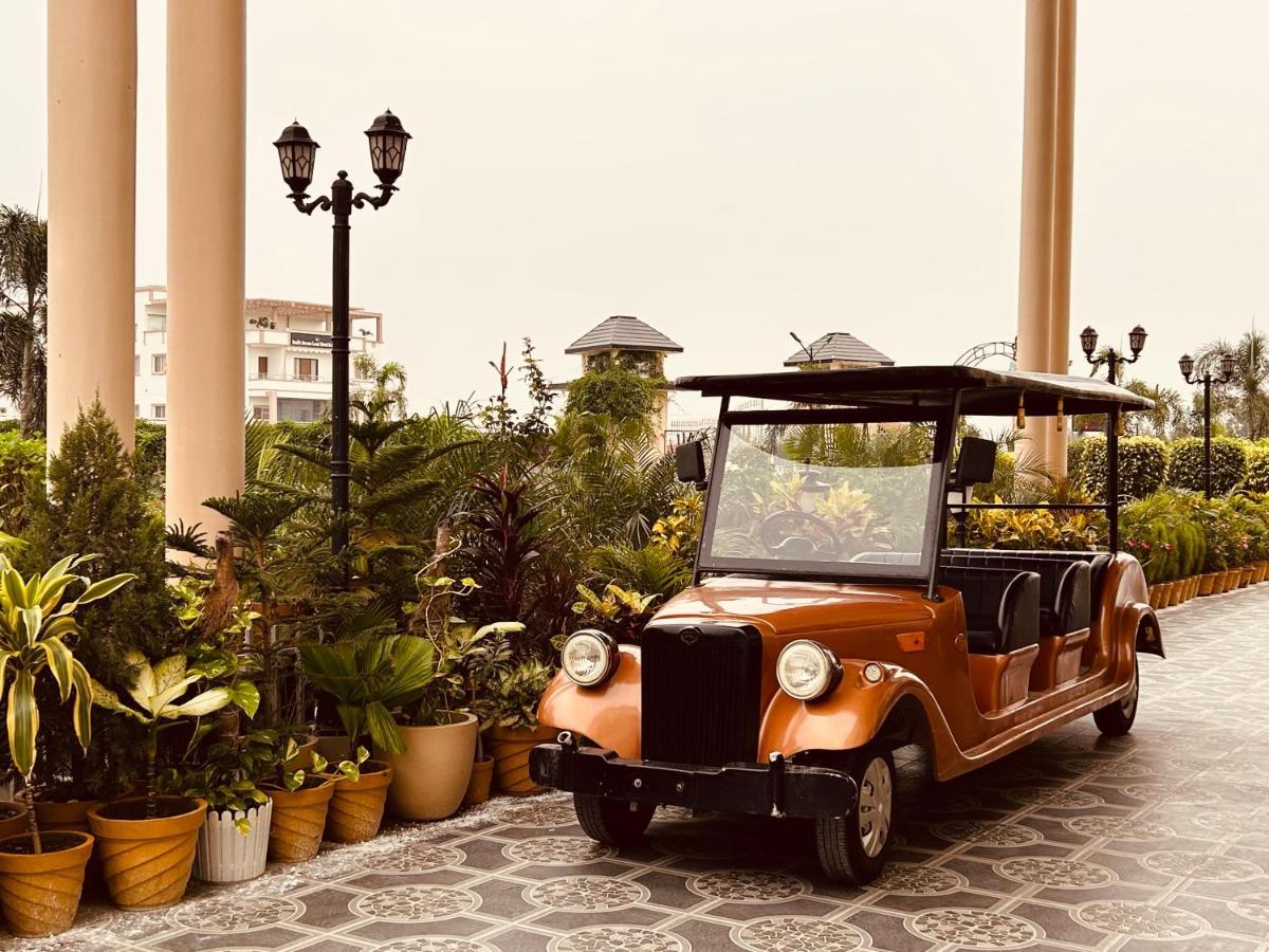 Royal Heritage Hotel & Resort Ayodhya エクステリア 写真