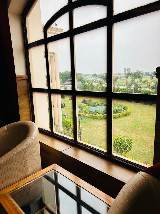 Royal Heritage Hotel & Resort Ayodhya エクステリア 写真